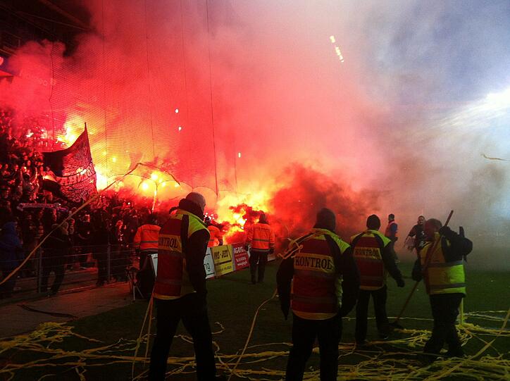 Vor dem Spiel zwischen den Lokalrivalen Brondby IF und FC Kopenhagen in der dänischen Superliga  wird am 01.12.2013 im Kopenhagener Vorort Brondby Pyrotechnik von den Fans gezündet. 484 Fans wurden bei Ausschreitungen nach dem Spiel vorläufig festgenommen.