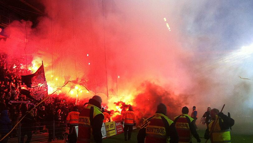 Vor dem Spiel zwischen den Lokalrivalen Brondby IF und FC Kopenhagen in der dänischen Superliga wird am 01.12.2013 im Kopenhagener Vorort Brondby Pyrotechnik von den Fans gezündet. 484 Fans wurden bei Ausschreitungen nach dem Spiel vorläufig festgenommen. Vor dem Spiel zwischen den Lokalrivalen Brondby IF und FC Kopenhagen in der dänischen Superliga wird am 01.12.2013 im Kopenhagener Vorort Brondby Pyrotechnik von den Fans gezündet. 484 Fans wurden bei Ausschreitungen nach dem Spiel vorläufig festgenommen.