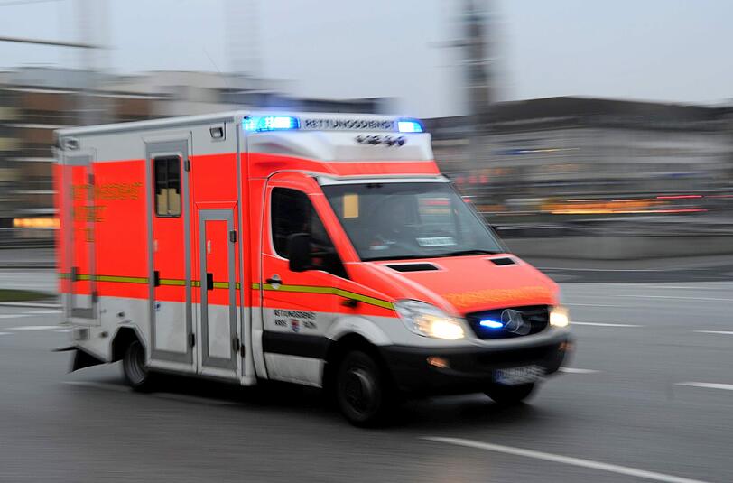 Rettungswagen im Einsatz. Im sächsischen Delitzsch hat ein Zwölfjähriger seinen gleichaltrigen Mitschüler mit einer Schere am Hals verletzt. Foto: Carsten Rehder/Symbol