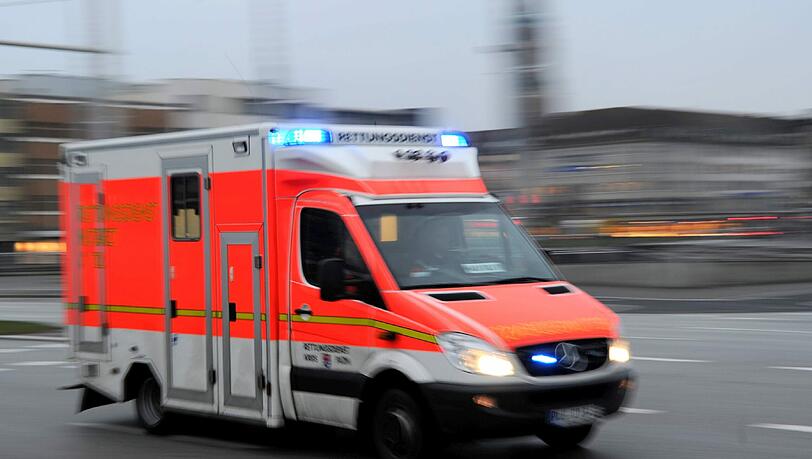 Rettungswagen im Einsatz. Im sächsischen Delitzsch hat ein Zwölfjähriger seinen gleichaltrigen Mitschüler mit einer Schere am Hals verletzt. Foto: Carsten Rehder/Symbol Rettungswagen im Einsatz. Im sächsischen Delitzsch hat ein Zwölfjähriger seinen gleichaltrigen Mitschüler mit einer Schere am Hals verletzt. Foto: Carsten Rehder/Symbol