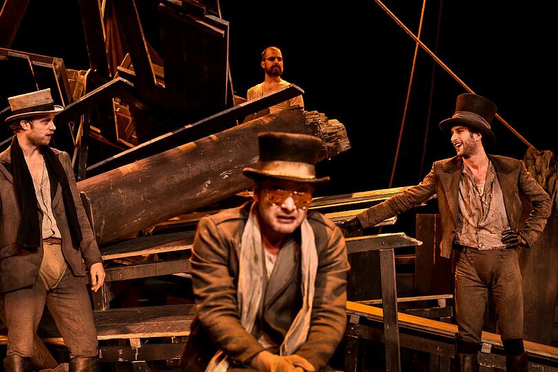 Antonio (Roman Roth), Alonso (Nicholas Reinke), Sebastian (Mehmet Sözer, von links) und im Hintergrund Prospero (Pascal Fligg).
