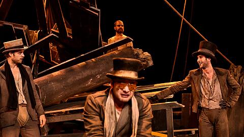 Antonio (Roman Roth), Alonso (Nicholas Reinke), Sebastian (Mehmet Sözer, von links) und im Hintergrund Prospero (Pascal Fligg).
