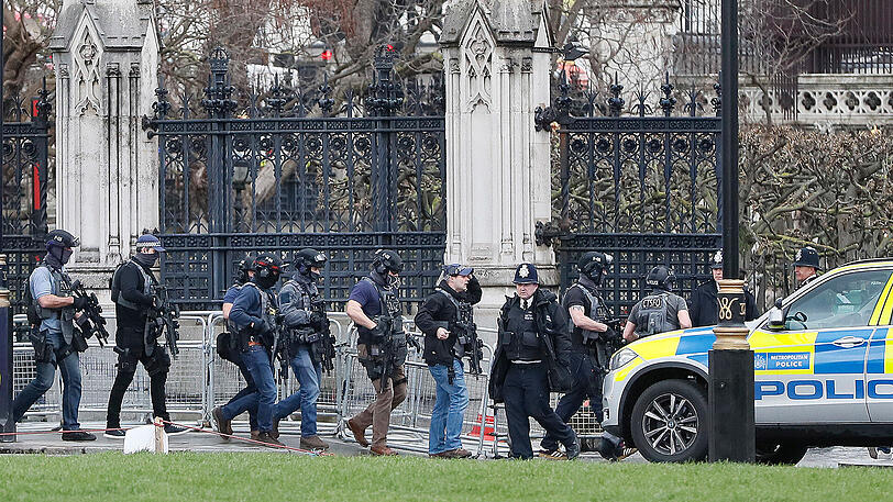 Mindestens vier Menschen sind bei einem Terroranschlag nahe des britischen Parlaments getötet worden.