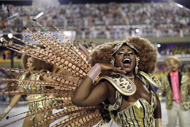 Athletische Tänzer, heiße Rhythmen und kunstvolle Kostüme - die Bilder vom Karneval aus dem Sambadrom in Rio de Janeiro.