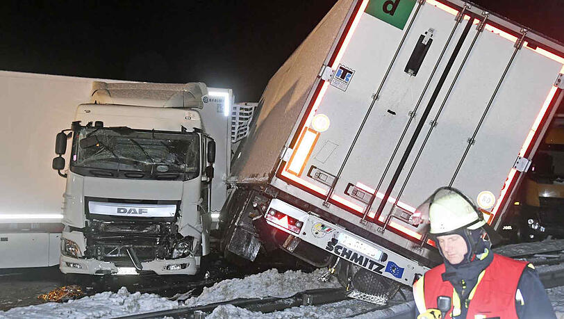 Fünf kollidierte Sattelschlepper blockieren die A 8 Richtung München. Fünf kollidierte Sattelschlepper blockieren die A 8 Richtung München.