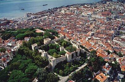 Lissabon: Blick auf den Burgberg und die Alfama