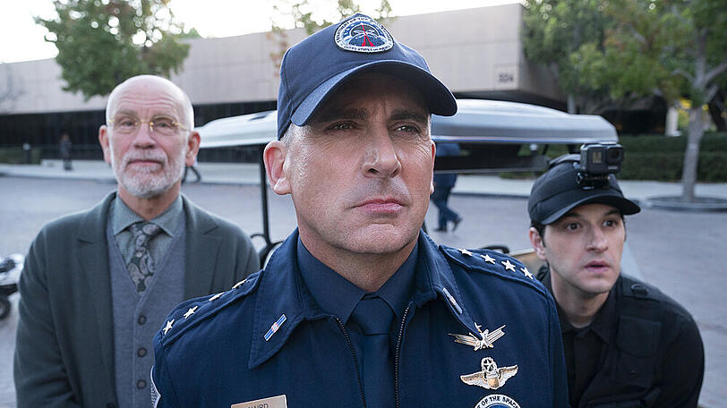 Steve Carell (Mitte) ist in "Space Force" an der Seite von John Malkovich (l.) und Ben Schwartz (r.) zu sehen.