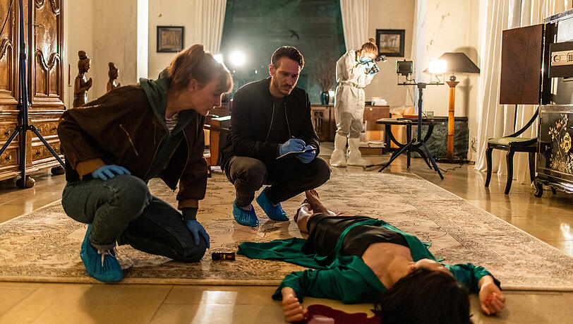Leo Hölzer (Vladimir Burlakov) und Pia Heinrich (Ines Marie Westernströer) untersuchen in einer Szene von "Das Herz der Schlange" den Tatort.