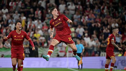 Nicolò Zaniolo (M) feiert sein Führungstor.