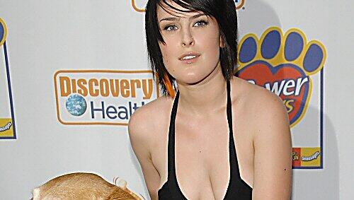 Schock: Rumer Willis ohne BH und dann auch noch mit Hund Schock: Rumer Willis ohne BH und dann auch noch mit Hund