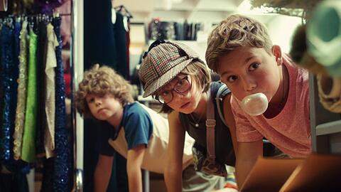 Franz (Jossi Jantschitsch, links) Gabi (Nora Reidinger) und Eberhard (Leo Wacha) spielen Detektiv.