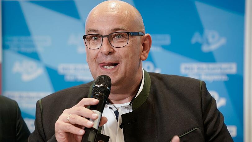 Stephan Protschka, seit 2021  Landesvorsitzender der AfD, spricht bei der Wahlparty seiner Partei nach der Landtagswahl im Oktober 2023.