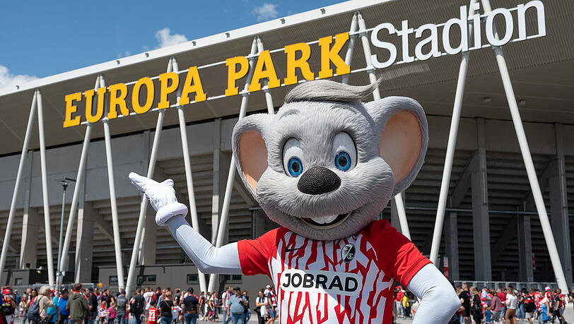 Ed Euromaus, Maskottchen des Europa-Parks in Rust, vor dem "Europa-Park“-Stadion, der Spielstätte des SC Freiburg.