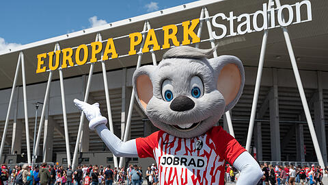 Ed Euromaus, Maskottchen des Europa-Parks in Rust, vor dem "Europa-Park“-Stadion, der Spielstätte des SC Freiburg.