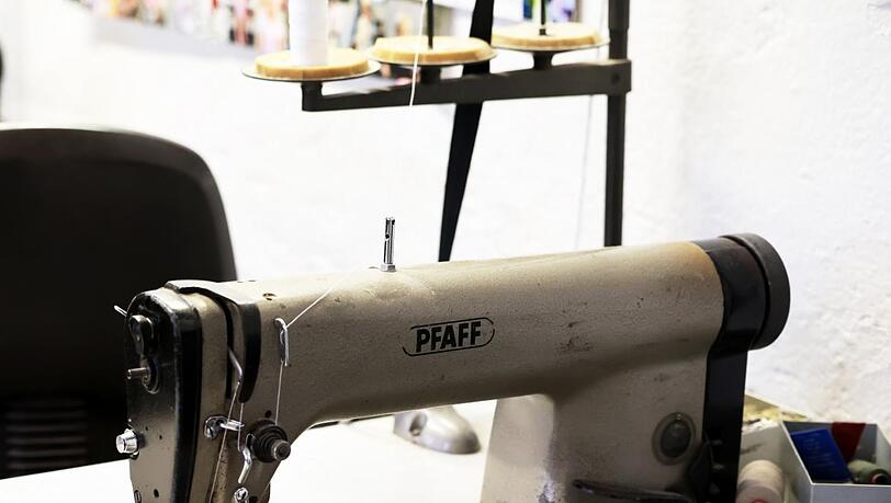 Kult-Objekt: Diese Pfaff-Nähmaschine ist über 50 Jahre alt und eines der wichtigsten Arbeitsmittel des Handwerkers. Kult-Objekt: Diese Pfaff-Nähmaschine ist über 50 Jahre alt und eines der wichtigsten Arbeitsmittel des Handwerkers.