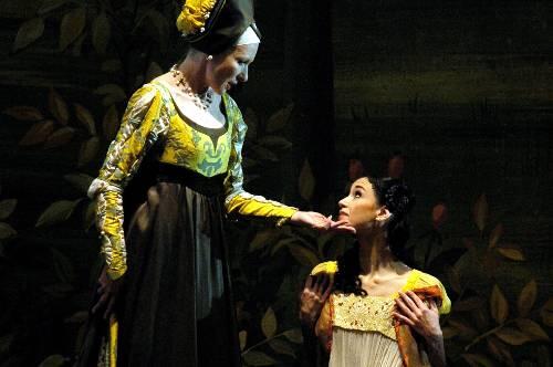 Eine Frau mit Doppelleben: Sunnyi Melles als Lady Capulet mit Lucia Lacarra als Julia in der Gala-Aufführung des Staatsballetts.