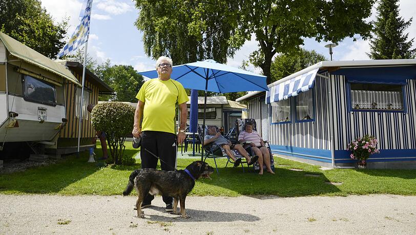 Da hat er sich wohlgefühlt: Ex-Löwen-Coach Werner Lorant beim Spaziergang am Campingplatz in Waging am See. Da hat er sich wohlgefühlt: Ex-Löwen-Coach Werner Lorant beim Spaziergang am Campingplatz in Waging am See.