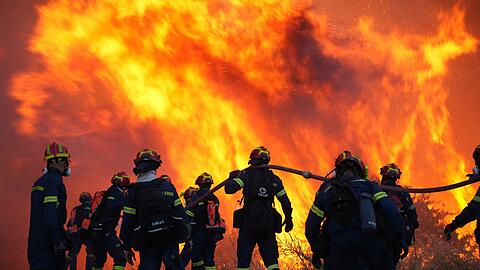 Der Kampf gegen die Flammen läuft den dritten Tag in Folge.