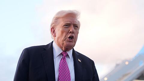 Donald Trump verhängte Zölle auf Lastwagen und Busse - und verlängerte zugleich Vergünstigungen für in den USA produzierte Fahrzeuge mit Import-Bauteilen.