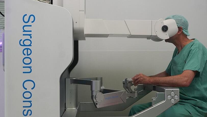 Mehr Präzision und Sicherheit. Über diese große Konsole wir Roboter "Shurui", mit den extrem beweglichen Armen, im OP gesteuert. Mehr Präzision und Sicherheit. Über diese große Konsole wir Roboter "Shurui", mit den extrem beweglichen Armen, im OP gesteuert.