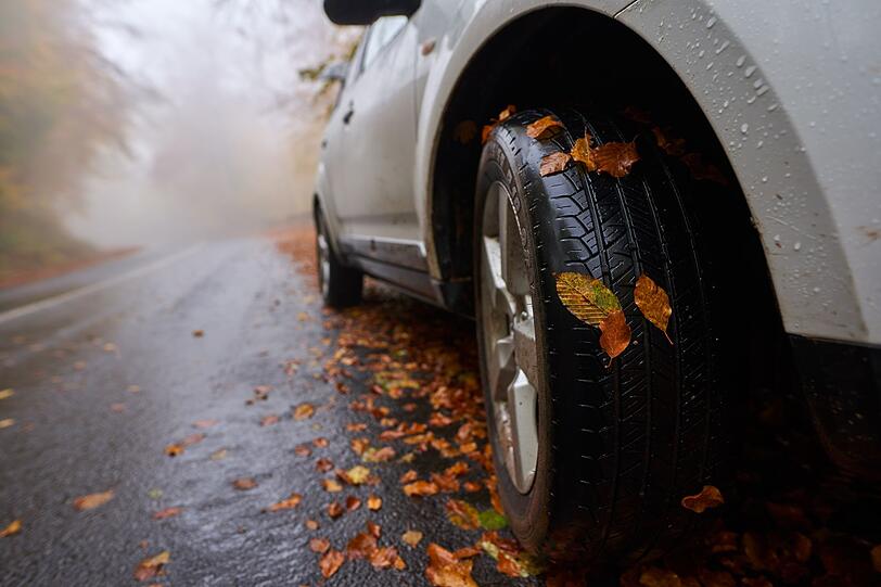 Vor dem Herbst sollten Sie Ihr Auto auf K&auml;lte und besondere Stra&szlig;enverh&auml;ltnisse vorbereiten, um sicher unterwegs zu sein.