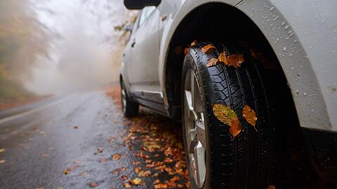 Vor dem Herbst sollten Sie Ihr Auto auf K&auml;lte und besondere Stra&szlig;enverh&auml;ltnisse vorbereiten, um sicher unterwegs zu sein.