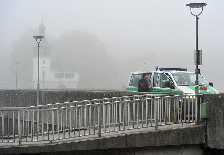 Schock in Augsburg! Auf diesem Steg über dem Lech in Augsburg wurde in der Nacht auf Freitag bei einer Kontrolle ein Polizist erschossen!