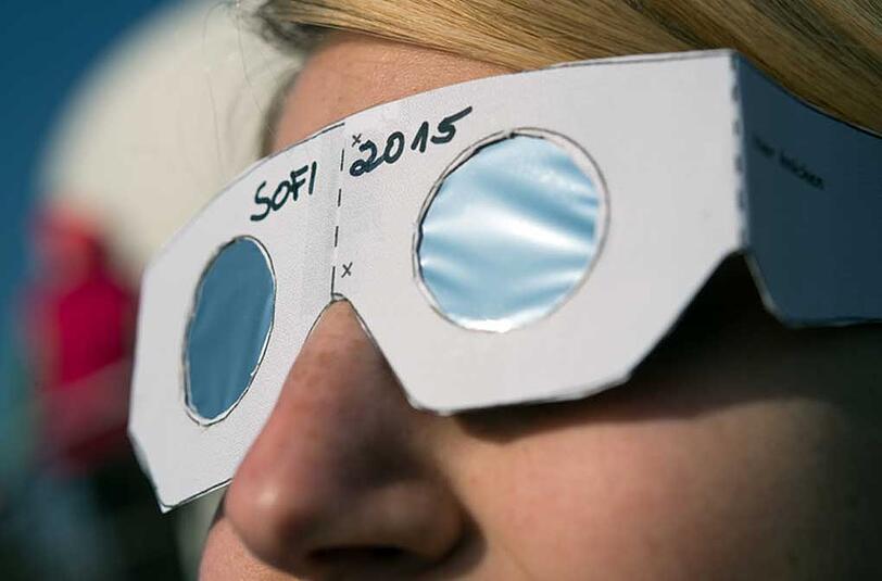 Sofi-Schauen: Nicht alle schützten ihre Augen ausreichend vor der Sonnenstrahlung.