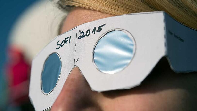 Sofi-Schauen: Nicht alle schützten ihre Augen ausreichend vor der Sonnenstrahlung. Sofi-Schauen: Nicht alle schützten ihre Augen ausreichend vor der Sonnenstrahlung.