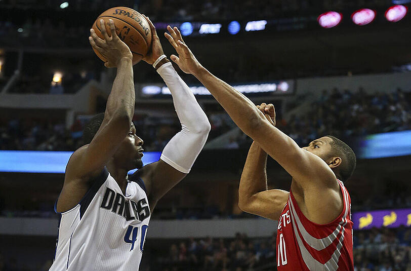 Harrison Barnes (links) im Duell mit Eric Gordon von den Milwaukee Bucks.