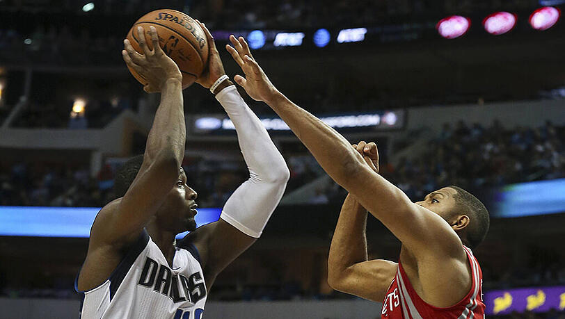 Harrison Barnes (links) im Duell mit Eric Gordon von den Milwaukee Bucks. Harrison Barnes (links) im Duell mit Eric Gordon von den Milwaukee Bucks.
