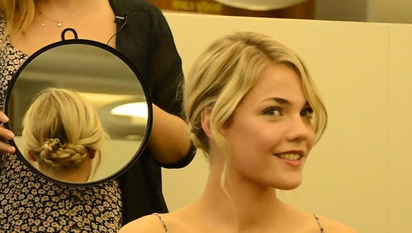 Wir zeigen Ihnen im Video-Tutorial die schönsten Wiesn-Frisuren zum Nachstylen. Wir zeigen Ihnen im Video-Tutorial die schönsten Wiesn-Frisuren zum Nachstylen.
