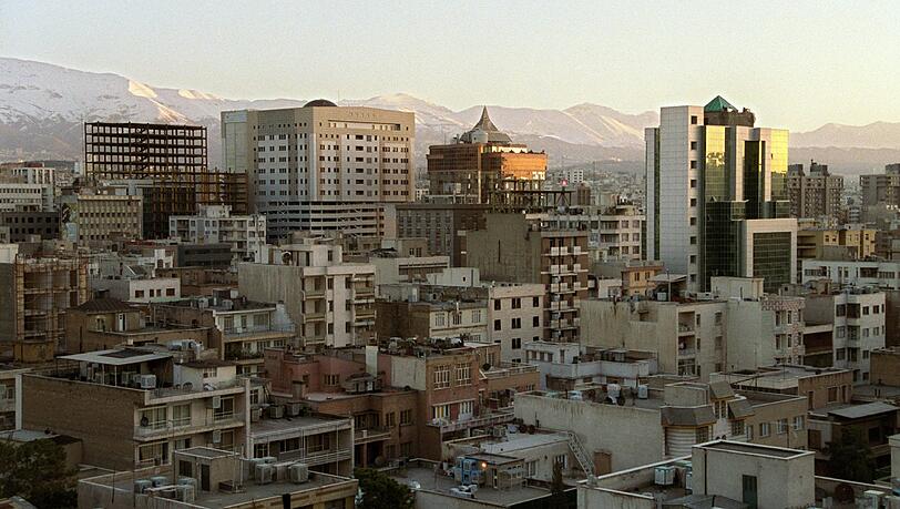 Anschließend schickte das Gericht in Teheran den Mann ins Exil. Anschließend schickte das Gericht in Teheran den Mann ins Exil.