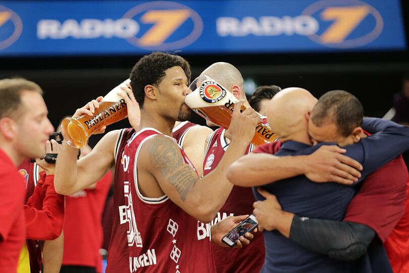 Die Basketballer des FC Bayern feiern ihren ersten Pokalsieg seit einem halben Jahrhundert! Die besten Bilder der feucht-fröhlichen Party...