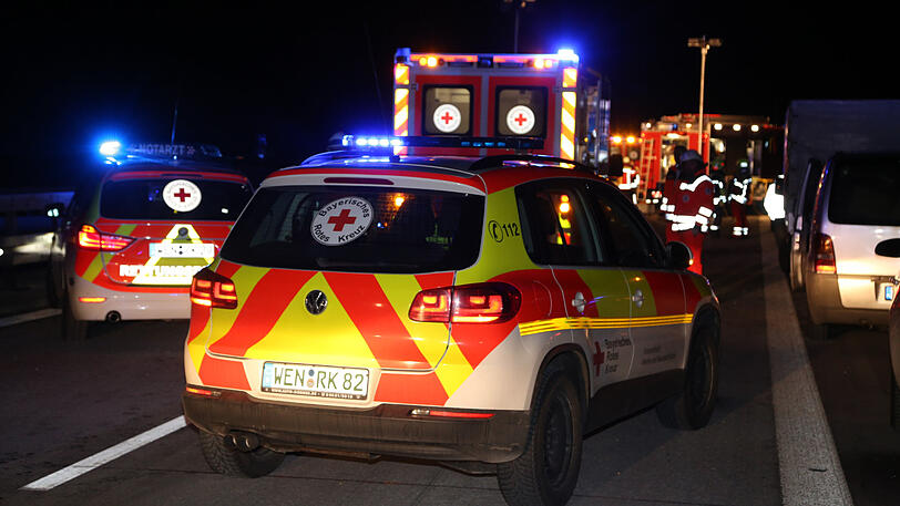 Der weiße Wagen war unbeleuchtet auf dem rechten Fahrstreifen unterwegs. Ein anderer Autofahrer sah ihn zu spät und krachte hinein.