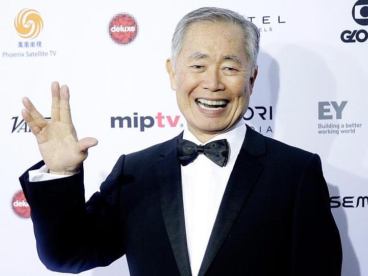 US-Schauspieler George Takei trifft 2015 zur Verleihung der International Emmy Awards ein und grüßt mit dem Vulkanier-Gruß.