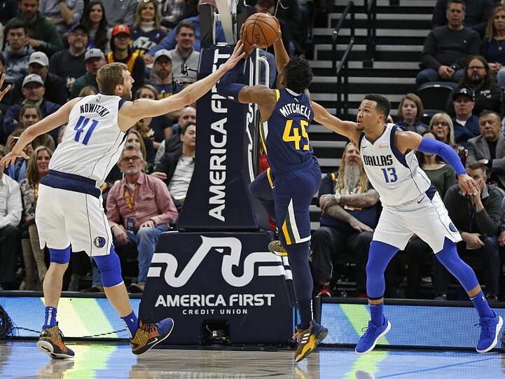 Dirk Nowitzki (l) und Jalen Brunson (r) von den Dallas Mavericks konnten Utahs Donovan Mitchell nicht stoppen.