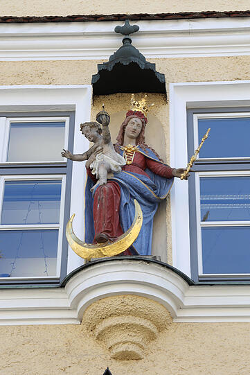 Prächtige Haus-Madonna am ehemaligen Armenkinderhaus Maria Ludwig Ferdinand, das heute der Blindeninstitutsstiftung untersteht.
