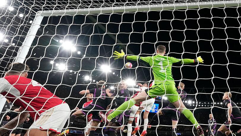 Bayerns Torhüter Manuel Neuer verteidigt sein Tor.