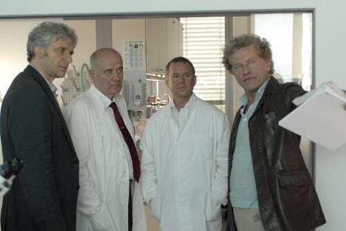 In BR-&bdquo;Tatort&ldquo; werden die Ärzte Frey (Hanns Zischler, 2. v. li.) und Jahnn (Joachim Król, 2. v. re.) von den Hauptkommissaren Franz Leitmayr (Udo Wachtveitl, li.) und Ivo Batic (Miroslav Nemec) befragt.