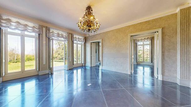Wer zieht demnächst hier ein? Ein Raum des Hauptgebäudes der Villa von Karl Lagerfeld mit Blick auf den weiträumigen Park des Anwesens. Der Schätzwert liegt bei 4,635 Millionen Euro. Wer zieht demnächst hier ein? Ein Raum des Hauptgebäudes der Villa von Karl Lagerfeld mit Blick auf den weiträumigen Park des Anwesens. Der Schätzwert liegt bei 4,635 Millionen Euro.