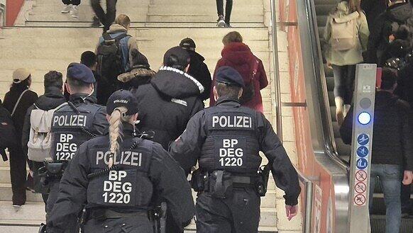 Bundesweit fanden an insgesamt 41 Bahnhöfen Kontrollen im Zuge des zweiten Schwerpunkteinsatzes zur Bekämpfung der Gewaltkriminalität statt. Bundesweit fanden an insgesamt 41 Bahnhöfen Kontrollen im Zuge des zweiten Schwerpunkteinsatzes zur Bekämpfung der Gewaltkriminalität statt.