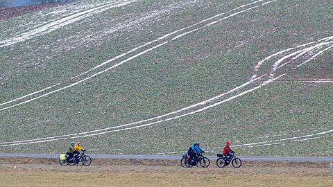 Der Dienstag startet mit Frost und mancherorts Nebel. Am Mittwoch droht wieder &ouml;rtlich Glatteis durch &uuml;berfrierende N&auml;sse.