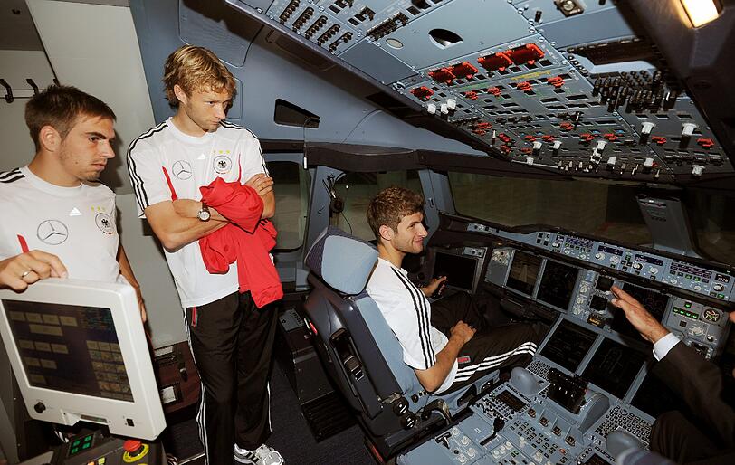 Die DFB-Elf hat sich bei Lufthansa das Cockpit des A-380 angesehen. Die Bilder.