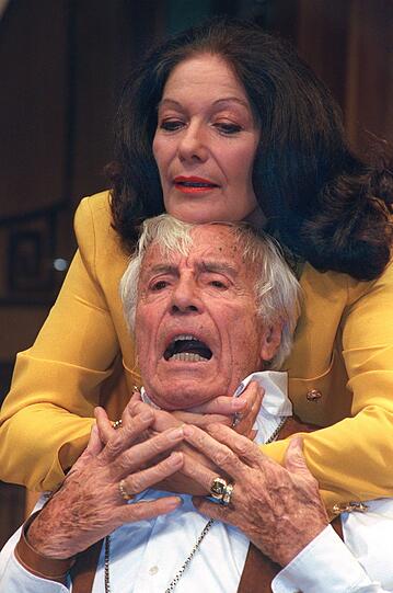 In der Hauptrolle spielte Jopie Heesters 1997 mit Ilona Wiedern als seine Jugendliebe Gitta Bergholz in "Ein gesegnetes Alter" auf der Bühne des Fritz -Remond-Theaters im Frankfurter Zoo.