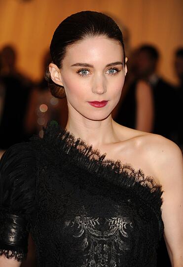 Sänger, Schauspieler, Designer, Stars und Sternchen kamen zur Eröffnung der Ausstellung "Schiaparelli and Prada: Impossible Conversations". Im Bild: Rooney Mara.
