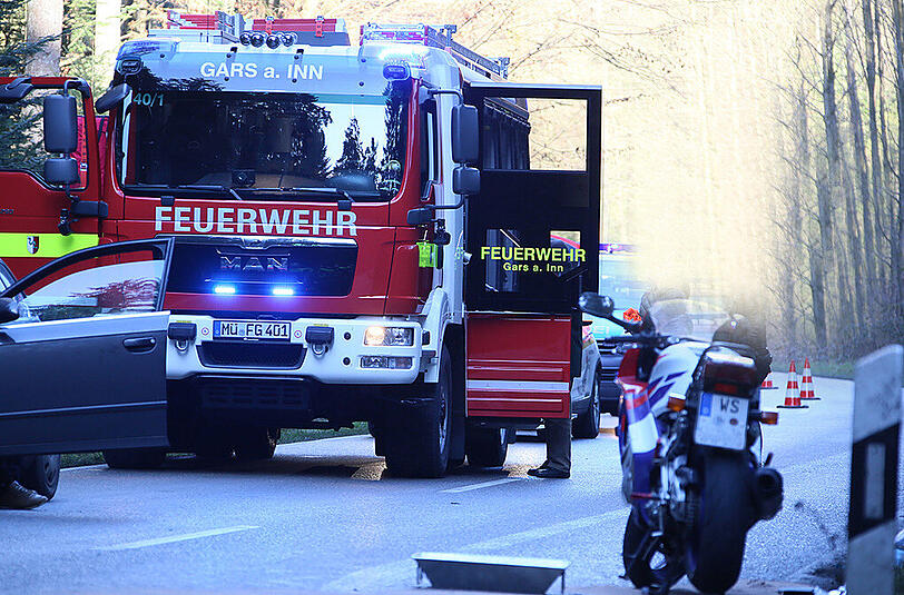 Bilder vom Unfallort in Gars am Inn. Ein Motorradfahrer geriet auf die Gegenfahrbahn und kollidierte mit einem BMW.