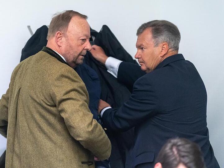 Die Angeklagten Jakob Kreidl (r.) und der Mitangeklagte Gustav Georg Bromme im Sitzungssaal des Landgericht München II. Foto: Peter Kneffel