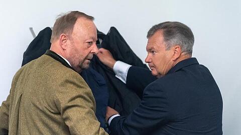 Die Angeklagten Jakob Kreidl (r.) und der Mitangeklagte Gustav Georg Bromme im Sitzungssaal des Landgericht München II. Foto: Peter Kneffel