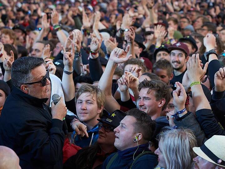 Ken Casey von den Dropkick Murphys singt mit den Fans.